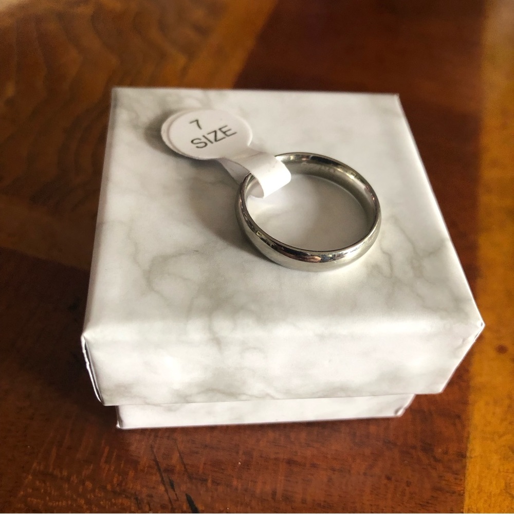 Ladies solid 925 sterling silver 4mm classic dome wedding band NWT 7
